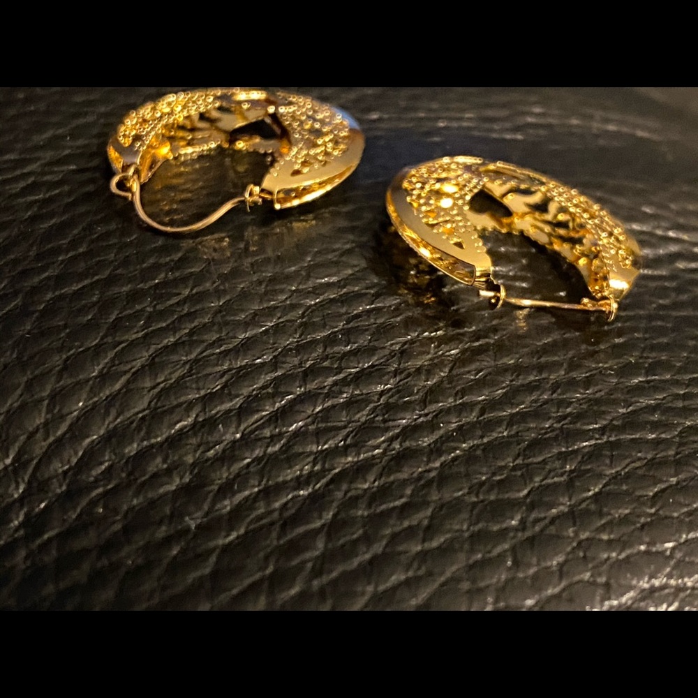 14K Yellow Gold Heart Hoop pierced Earrings - Picture 5 of 11